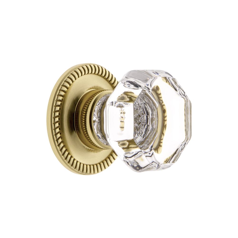 Grandeur CKBNEWCHM Grandeur Chambord Crystal 1-3/8" Cabinet Knob with Newport Rosette in Polished Brass