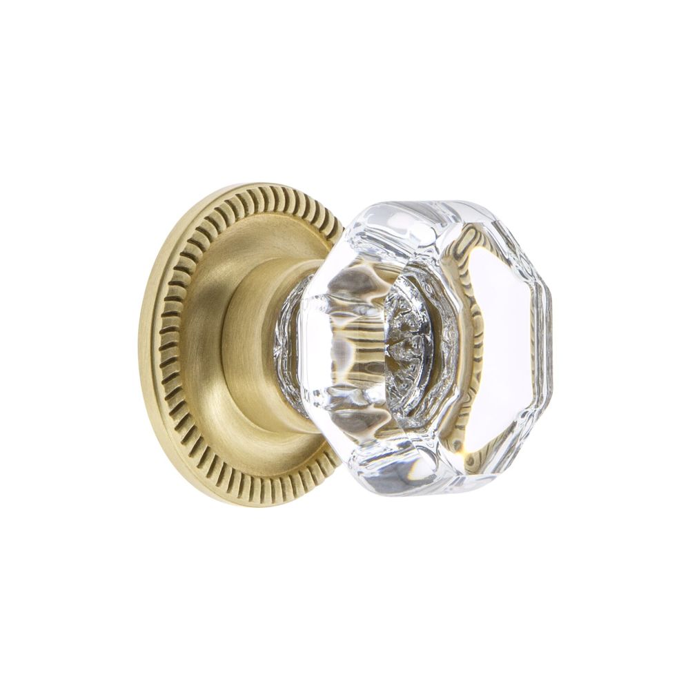 Grandeur CKBNEWCHM Grandeur Chambord Crystal 1-3/8" Cabinet Knob with Newport Rosette in Satin Brass