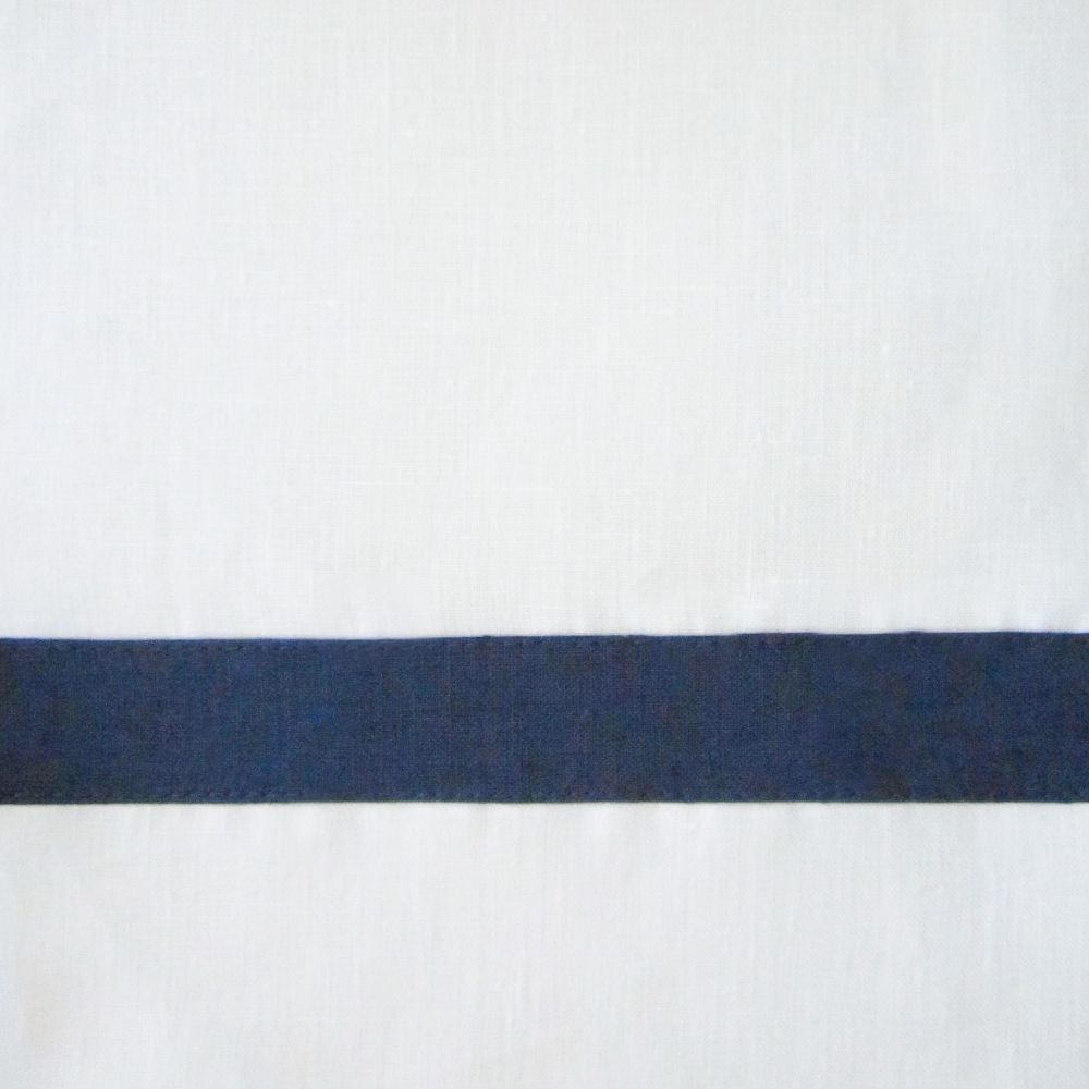 Home Treasures Linen EMFIN72108TABWHNB Fino 72" X 108" Tablecloth - White/navy Blue