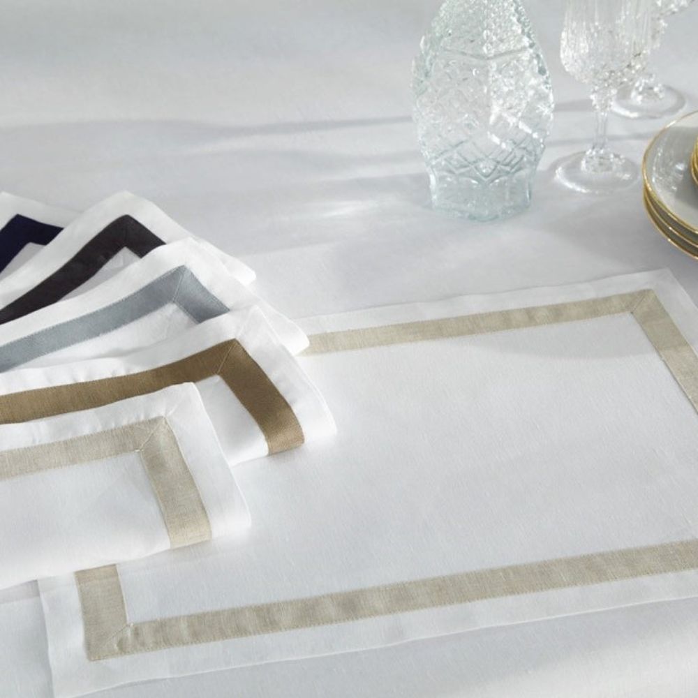 Home Treasures Linen 34024545714241 14" x 20" Fino Placemats in White / Navy Blue