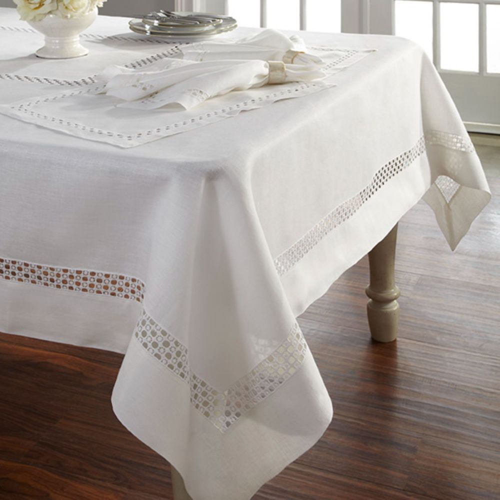 Home Treasures Linen 8739122375 72" x 126" Oblong Lotus Tablecloth in White