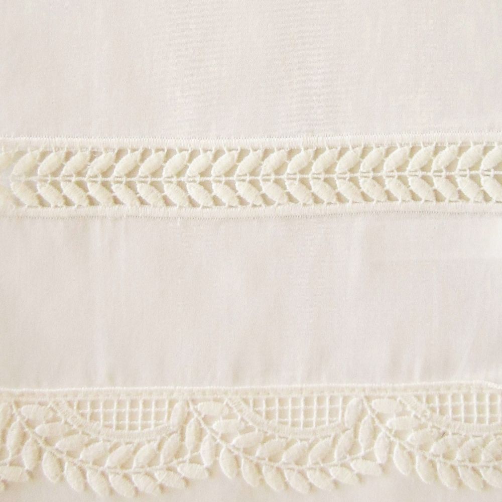 Home Treasures Linen EMWRE1TDRUIV Wreath Twin Bed Skirt - Ivory