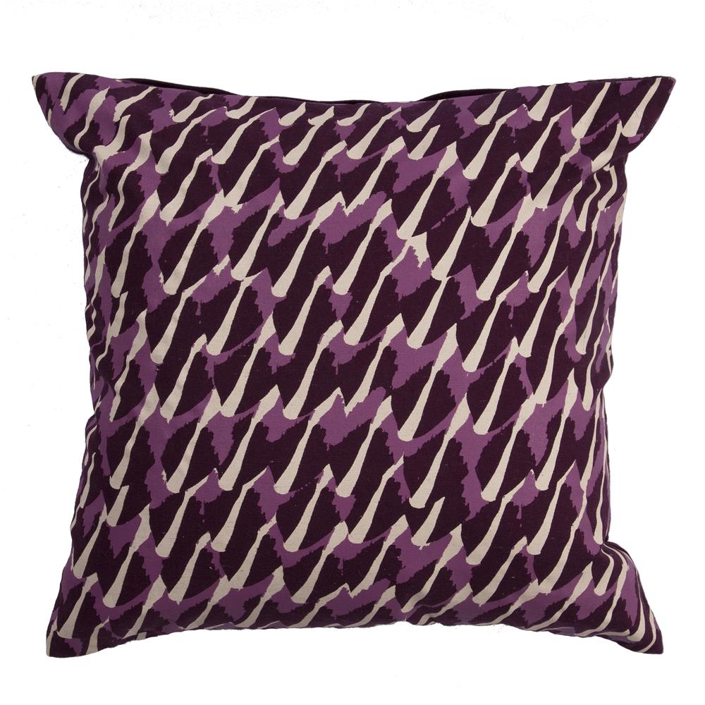 Jaipur Living NGP21 National Geographic Home Collection Pillows 20" x20" Pillow in Grape Wine